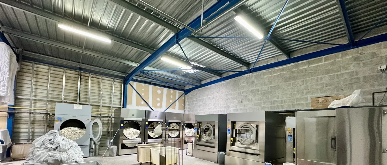 L'atelier de la Blanchisserie de l'Atlantique à Marennes : laveuses et séchoirs industriels